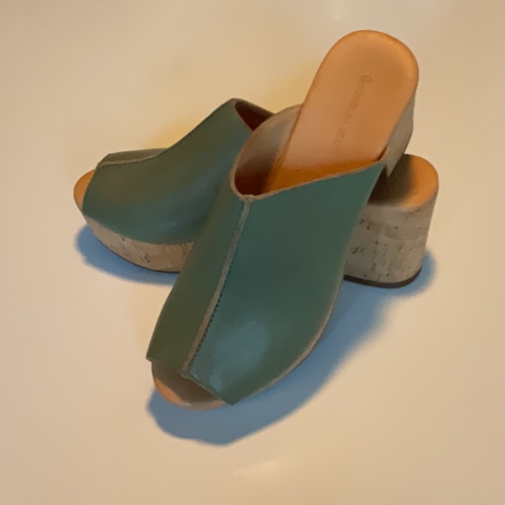 NWOB chocolat Blu Platforms Sz. 9 green leather